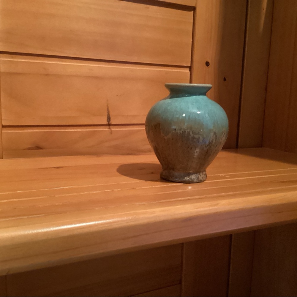 Small vase. Adorable. Excellent condition.